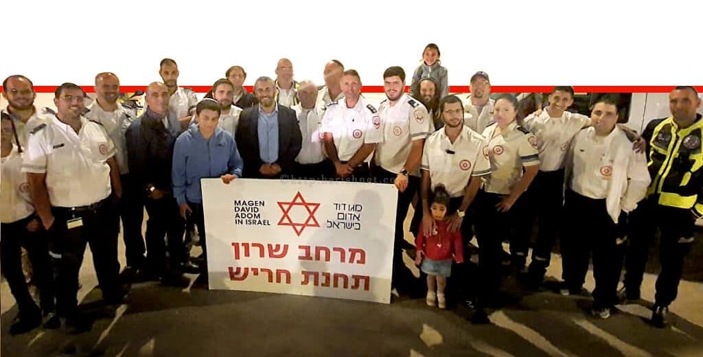 ראש העיר חריש יצחק קשת עם אנשי ומתנדבי מדא בחנוכת נקודת הזנקה קהילתי | צילום: דובר מדא