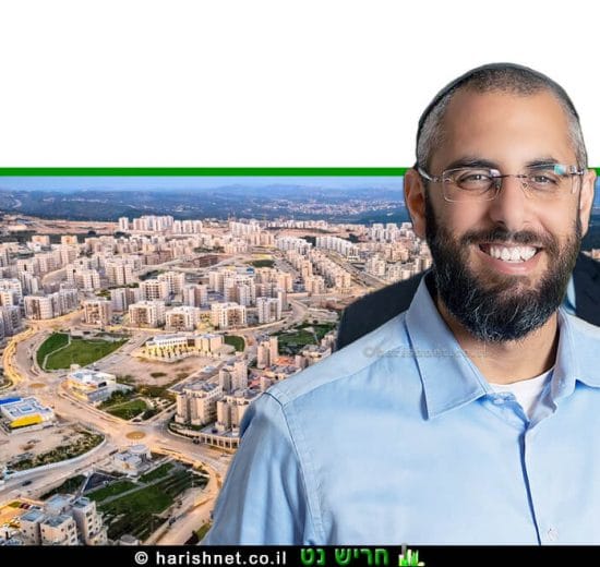 יצחק קשת ראש העיר חריש ברקע: מבט מעל העיר | עיבוד ממחושב: שולי סונגו©