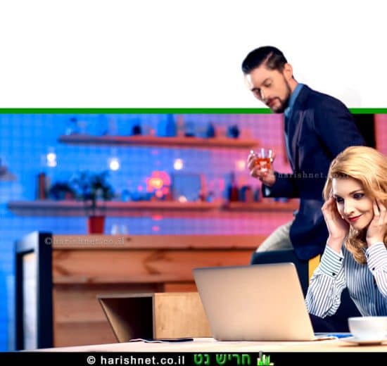 גבר צעיר שותה אלכוהול עם אישה בביתם | עיבוד ממחושב: שולי סונגו©