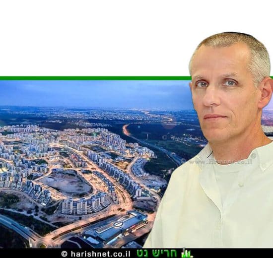 עורך דין יעקב קוינט מנהל רשות מקרקעי ישראל ברקע: מבט מעל חריש | צילום: ר.מ.י ו-צילום חריש: משבש |עיבוד ממחושב: שולי סונגו©