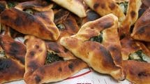 מאפה בצק ממולא עם תרד גבינות ושמן זית