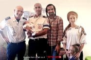 צוות מדא יחד עם משפחת מרסיאנו היולדת אורה ור' אלחנן מרסיאנו שניגן לה בגיטרה עד בית היולדות | צילום: דוברות מדא | עיבוד צילום: שולי סונגו