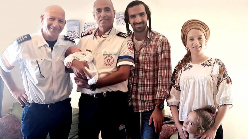 צוות מדא יחד עם משפחת מרסיאנו היולדת אורה ור' אלחנן מרסיאנו שניגן לה בגיטרה עד בית היולדות | צילום: דוברות מדא | עיבוד צילום: שולי סונגו