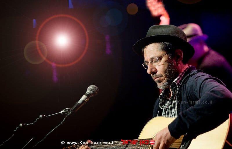 הזמר מאיר בנאי זכרו לברכה, ערב מחווה לזכרו 'כמה אהבה' בבית אבי חי בירושלים | צילום: דוד וינוקור | עיבוד צילום: שולי סונגו