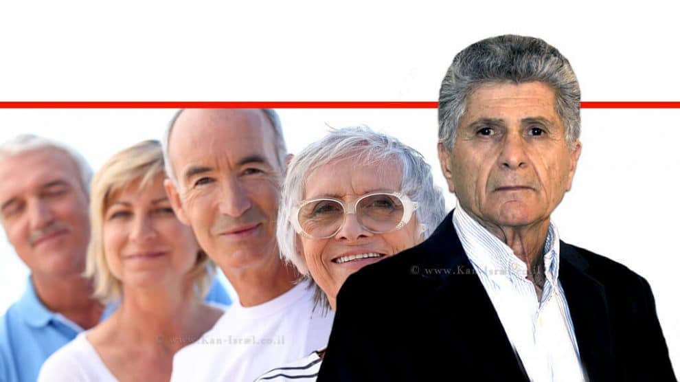 פליצ׳ה פנחס פלד יושב ראש תנועת אוֹמֶץ, ברקע: גמלאים | עיבוד צילום: שולי סונגו ©