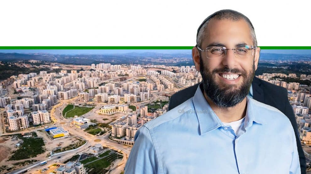 יצחק קשת ראש העיר חריש ברקע: מבט מעל העיר | עיבוד ממחושב: שולי סונגו©