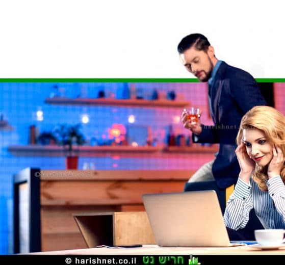 גבר צעיר שותה אלכוהול עם אישה בביתם | עיבוד ממחושב: שולי סונגו©
