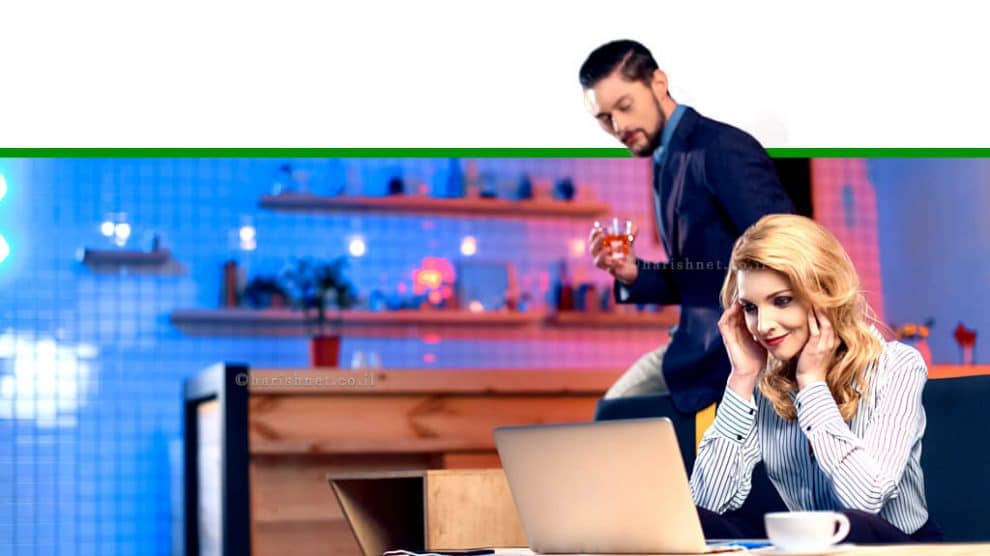 גבר צעיר שותה אלכוהול עם אישה בביתם | עיבוד ממחושב: שולי סונגו©