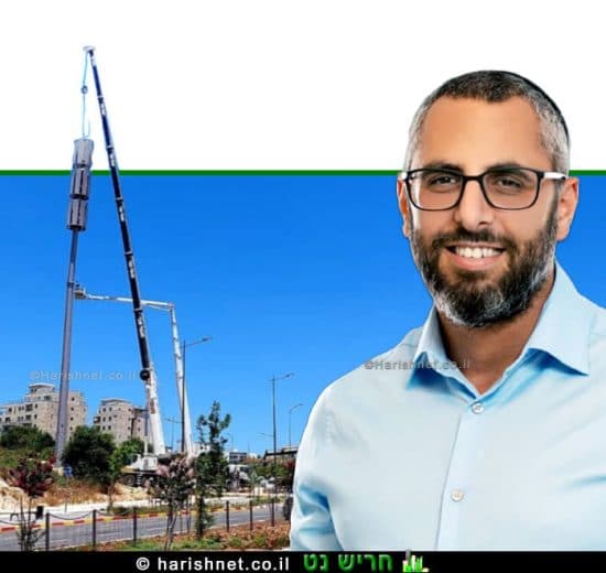 ראש עיריית חריש מר יצחק קשת, ברקע: הקמת אנטנה סלולרית לשיפור הקליטה בעיר | עיבוד צילום: שולי סונגו ©