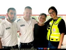 חובשת רפואת חירום ירדן לובלינר בזנוב, הניצול אמיר מאילת פראמדיק דניאל קוטוב, חניך קורס ופראמדיק דביר אביב מצוות מדא | צילום: מדא | עיבוד צילום: שולי סונגו ©