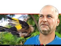 ליעד לינג, ממונה חקירות ומודיעין במחוז צפון של רשות הטבע והגנים, ברקע: אחת ה-חוחיות שנלכדה על גג בית דירות בעיר חריש | צילום: רשות הטבע והגנים | עיבוד: Photolab | עיבוד צילום: שולי סונגו ©