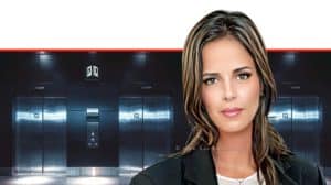 עינת מידן - מפקחת שופטת על רישום מקרקעין בנצרת, ברקע: מעליות של שבת, צילום: חברת ברלינר מעליות | עיבוד: Photolab | עיבוד צילום: שולי סונגו ©