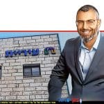 יצחק קשת ראש העיר חריש ברקע: בניין עיריית חריש, צילום: מור שקיפי-לאטי | בינה מלאכותית של Gemini Google | עיבוד: Photolab | עיבוד צילום: שולי סונגו©