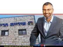 יצחק קשת ראש העיר חריש ברקע: בניין עיריית חריש, צילום: מור שקיפי-לאטי | בינה מלאכותית של Gemini Google | עיבוד: Photolab | עיבוד צילום: שולי סונגו©