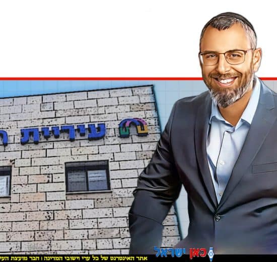 יצחק קשת ראש העיר חריש ברקע: בניין עיריית חריש, צילום: מור שקיפי-לאטי | בינה מלאכותית של Gemini Google | עיבוד: Photolab | עיבוד צילום: שולי סונגו©