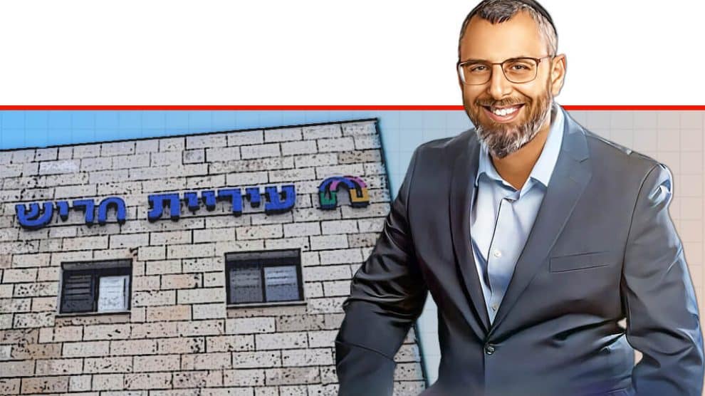 יצחק קשת ראש העיר חריש ברקע: בניין עיריית חריש, צילום: מור שקיפי-לאטי | בינה מלאכותית של Gemini Google | עיבוד: Photolab | עיבוד צילום: שולי סונגו©