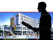 הדמיית מאבטח מתחזה עם מכשיר בידוק ביטחוני | רקע: קניון מור חריש, צילום קבוצת מור | הדמייה באמצעות בינה מלאכותית של Gemini Google | עיבוד: Photolab | עיבוד צילום: שולי סונגו©