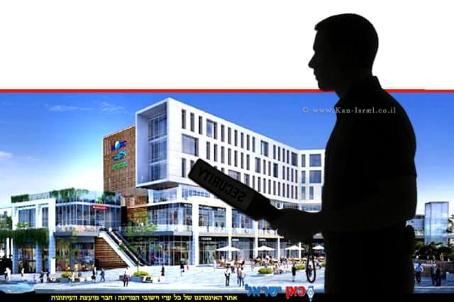 הדמיית מאבטח מתחזה עם מכשיר בידוק ביטחוני | רקע: קניון מור חריש, צילום קבוצת מור | הדמייה באמצעות בינה מלאכותית של Gemini Google | עיבוד: Photolab | עיבוד צילום: שולי סונגו©